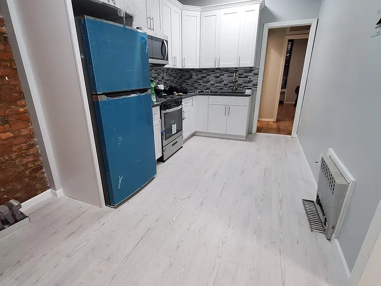 528 6th Ave #1R — Photo 1