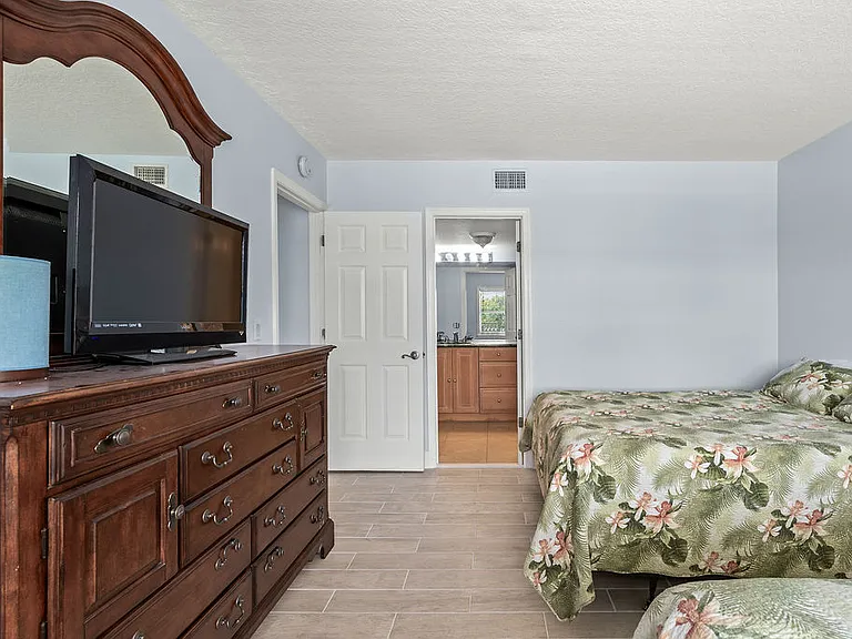 23 Royal Palm Point #B — Photo 16