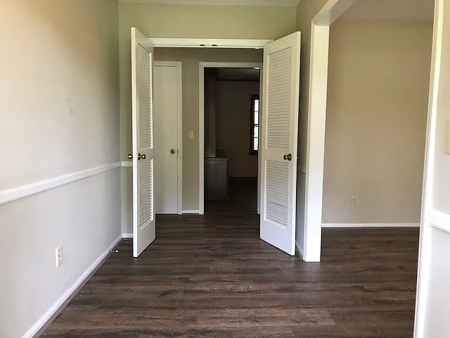 1915 Coventry Dr — Photo 3