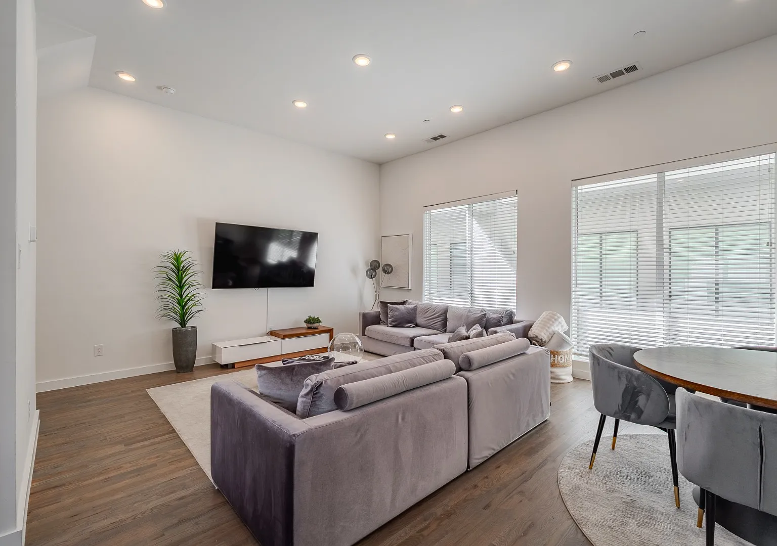 Fully Furnished Modern Townhome with Dual Primary Suites & 2-Car Garage | Knox-Henderson / Lower ... — Photo 4
