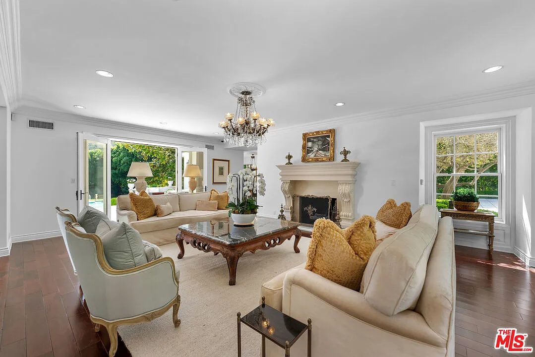 4 bed, 5.0 bath, 4519 sqft, $33,000 — Photo 4