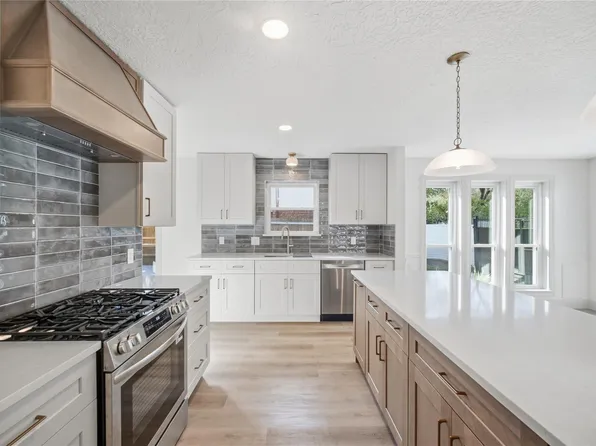 11303 Olympia Dr, Houston, TX 77077