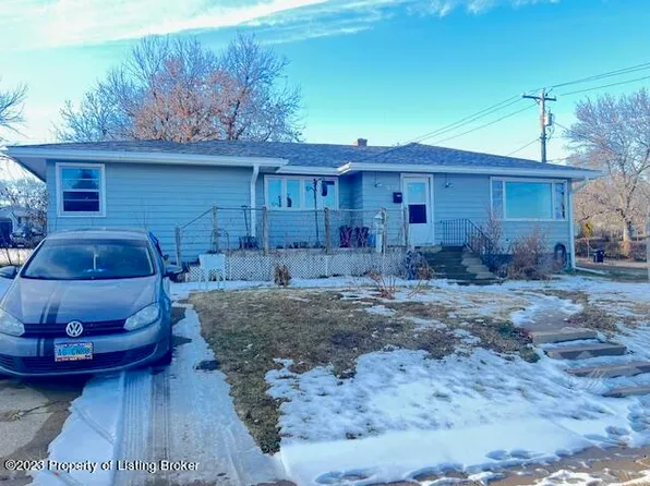 869 4th Ave W, Dickinson, ND 58601