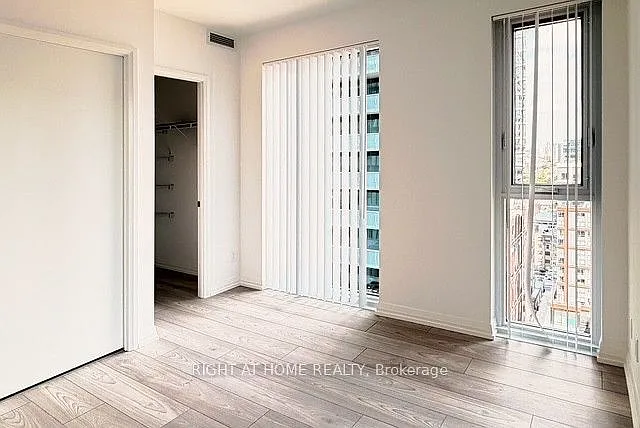 400 King St W #2106 — Photo 4