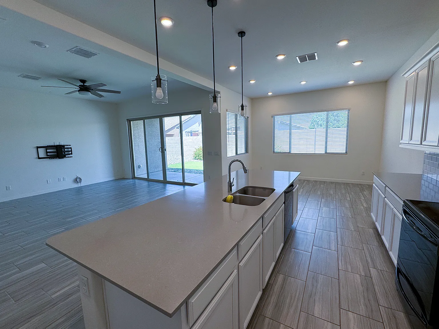 4 bed, 2646 sqft, $2,850 — Photo 3