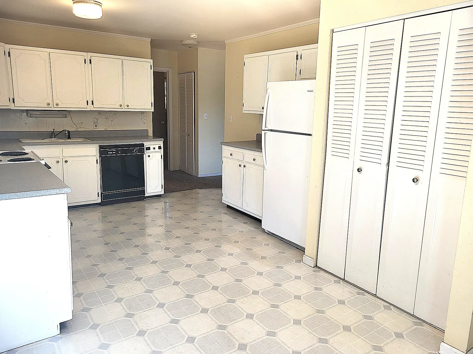 2 bed, 923 sqft, $1,325 — Photo 2
