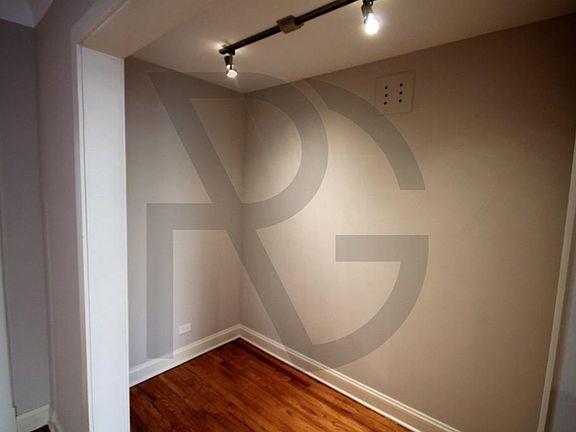 3rd image of 2317 N Rockwell St #23175B2