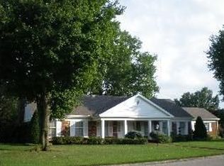 2042 Fieldcrest Dr, Owensboro, KY 42301