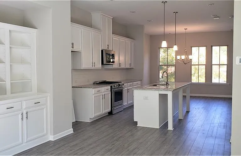 2695 Queenstown St — Photo 1