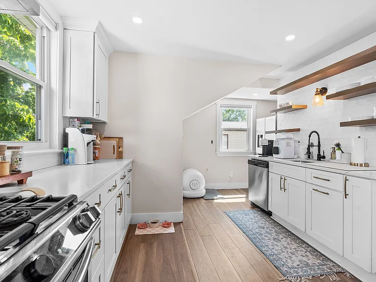 8-35 Lake St #2 — Photo 3