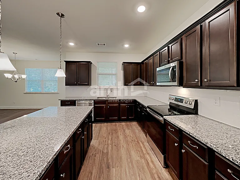 305 Vaughan Pl — Photo 3