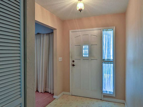 5th image of 944 Sandle Wood Dr