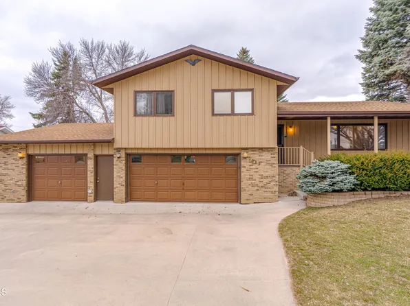 2062 Grimsrud Dr, Bismarck, ND 58501