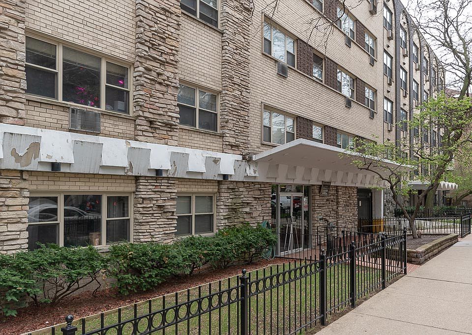 1st image of 535 W Briar Pl APT 458