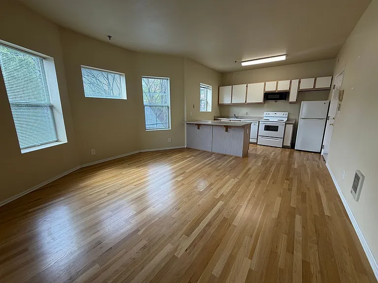 Everett Street Aparments — Photo 16