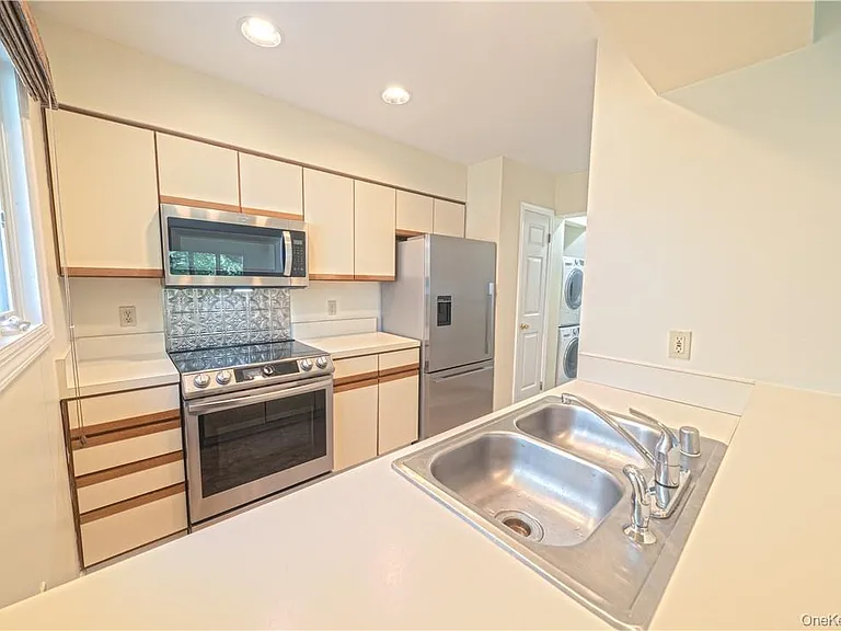 16 Hudson Point Ln — Photo 6