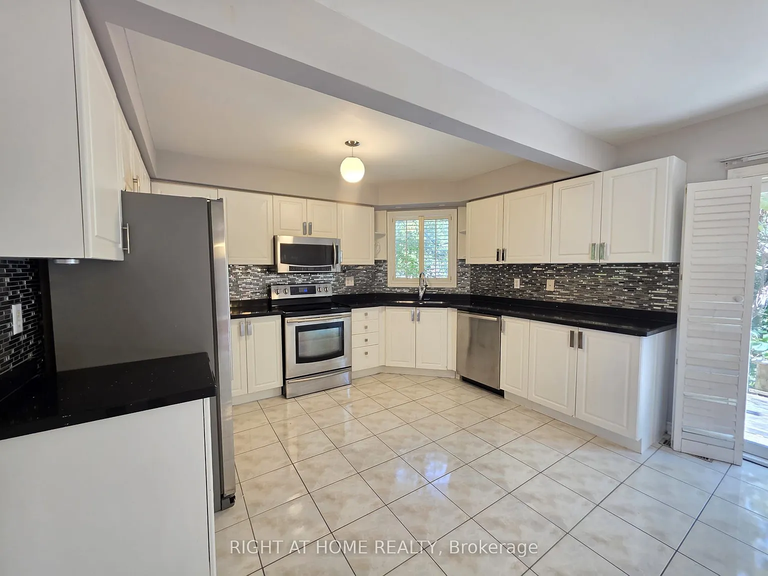 4 bed, $3,899 — Photo 4