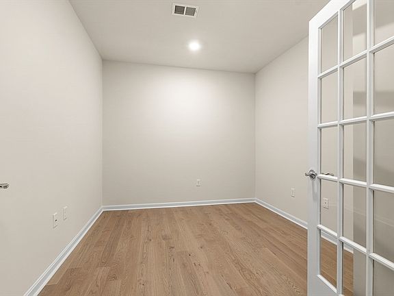 5th image of 5 Peters Farm Way #308