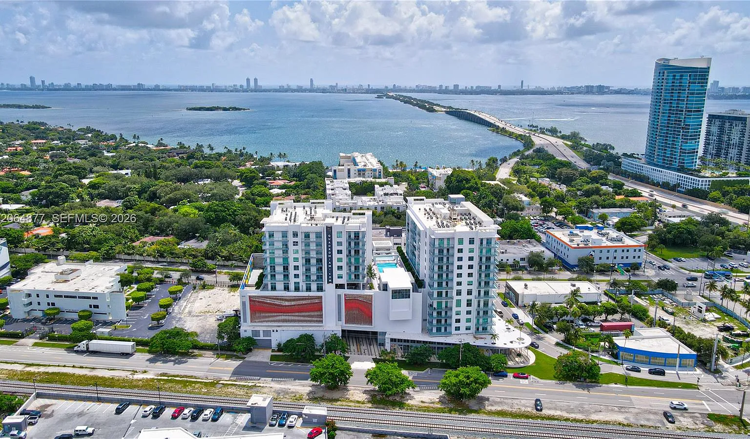 Quadro Condo — Photo 1