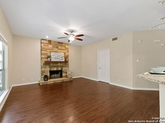 4th image of 2310 Oak Castle