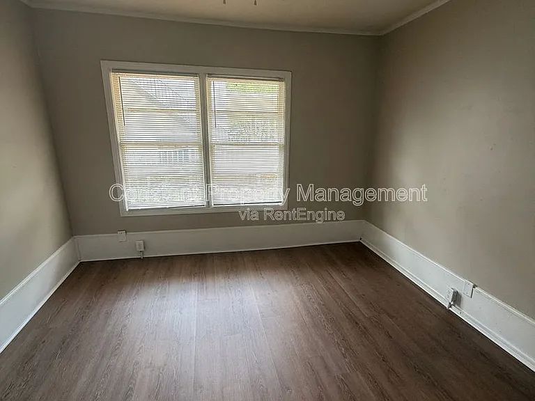 614 W Poplar St — Photo 18