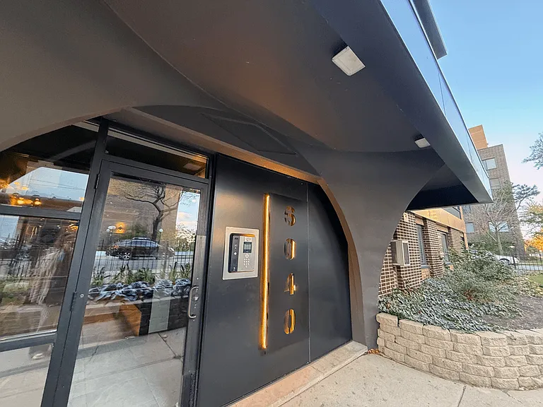 Sheridan Glen - 6040 N Sheridan Rd — Photo 18