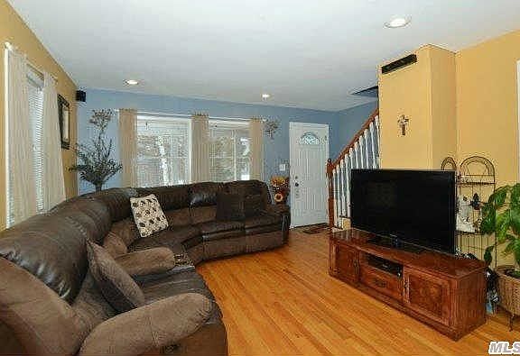 3rd image of 50 E 21st St