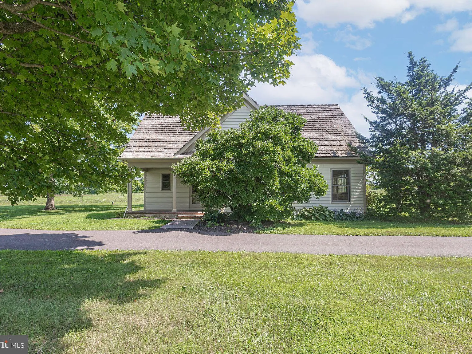 3 bed, 2.0 bath, 1600 sqft, $3,800 — Photo 2
