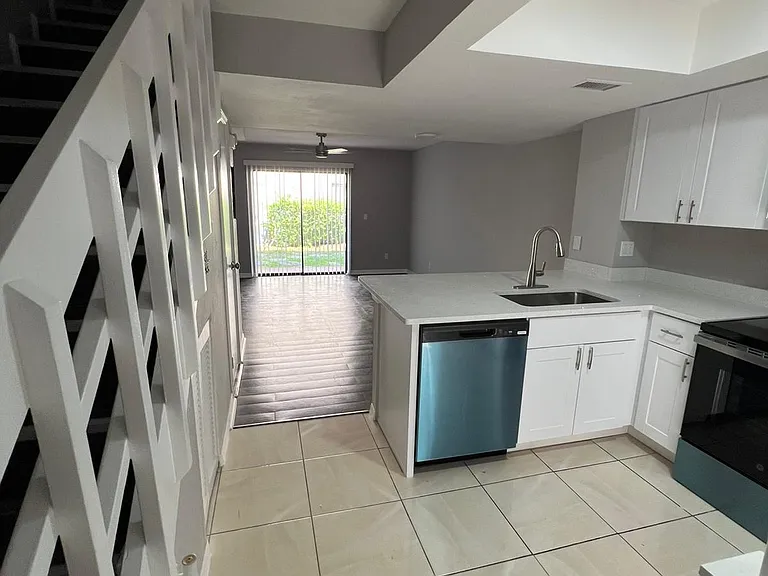 811 SE 12th Ave #302 — Photo 5