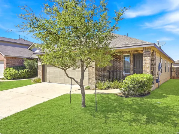 216 E Middle Green Loop, Floresville, TX 78114