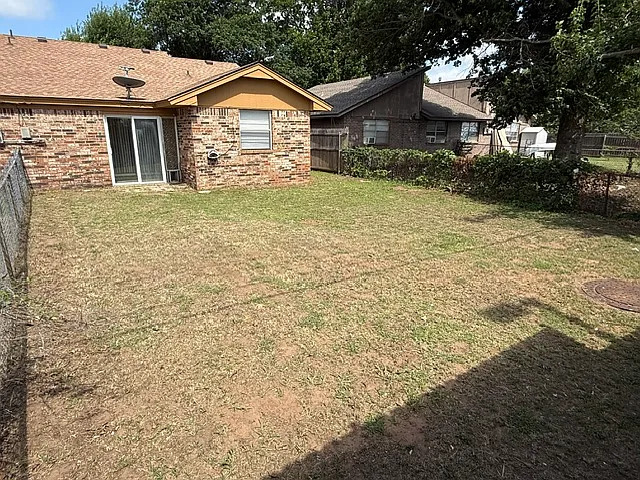 2410 Oakridge Dr — Photo 2