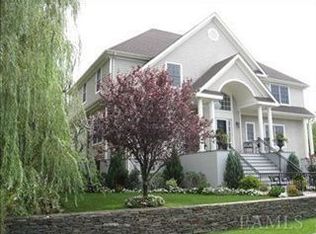 2 Mill Pond Ln, New Rochelle, NY 10805