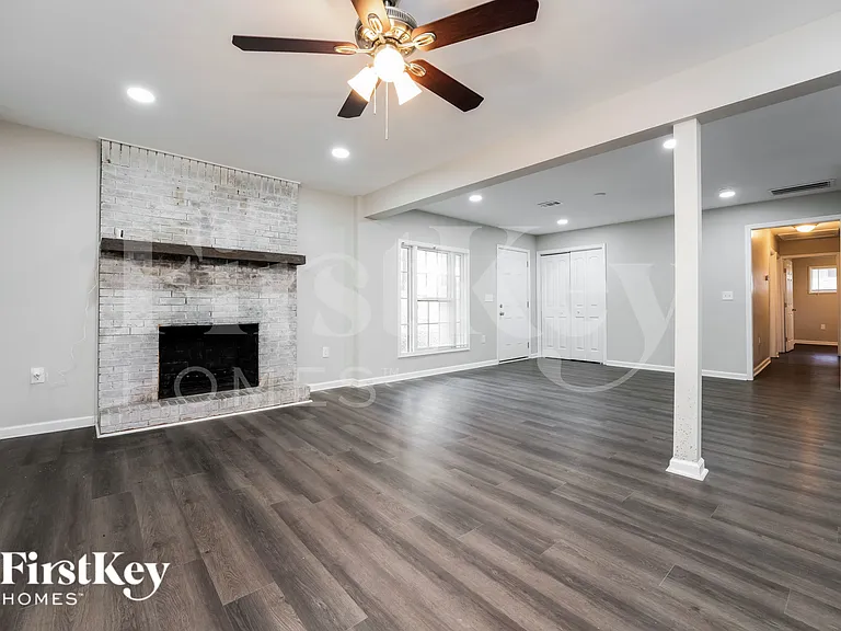 3425 Pinehill Dr — Photo 2