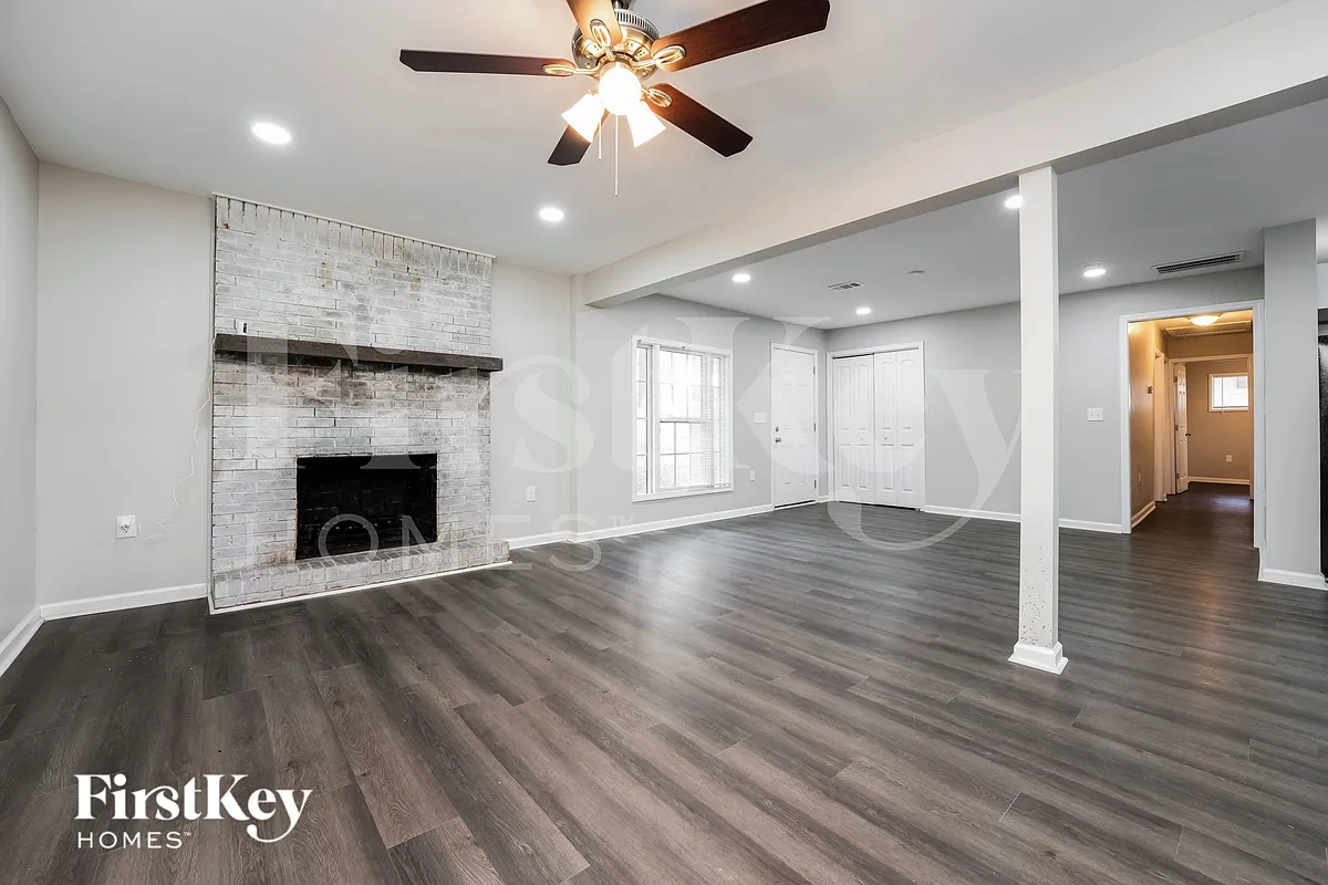 Building Photo - 3425 Pinehill Dr