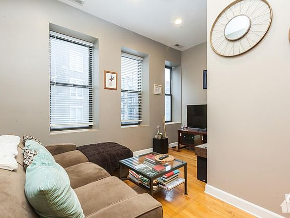 2nd image of 705 N Milwaukee Ave Ste 1
