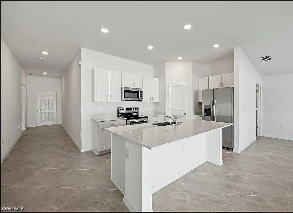 1700 NE 6th Pl — Photo 3