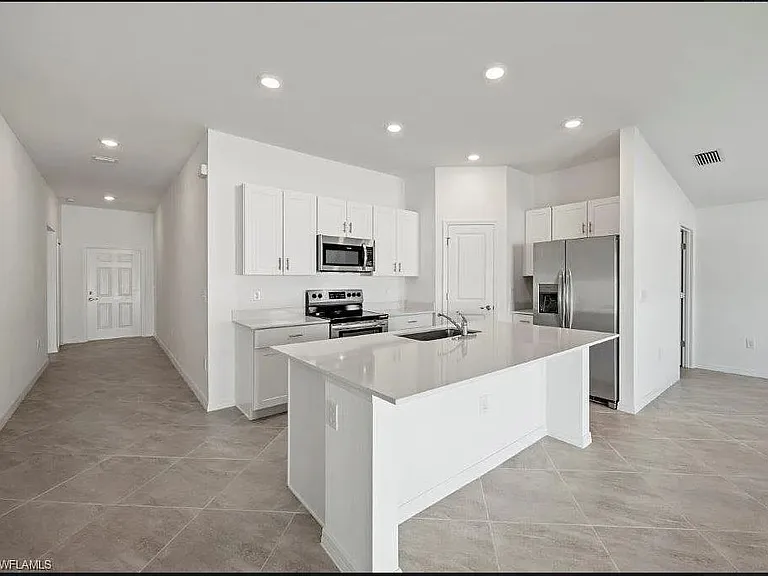 1700 NE 6th Pl — Photo 3