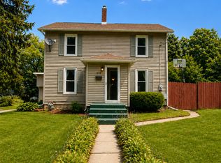 810 Hemlock Ave, Dixon, IL 61021