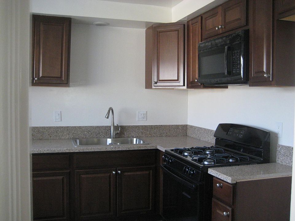 1st image of 5150 Woodman Ave #10