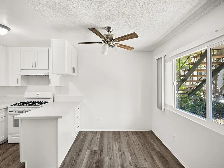 814 E Grand Ave #5 — Photo 5