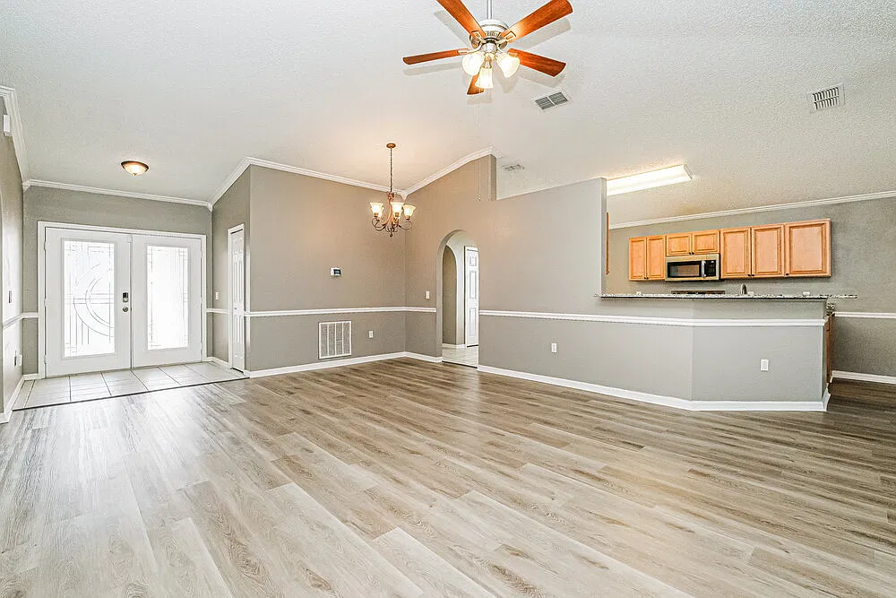 3 bed, 2.0 bath, 1617 sqft, $2,035 — Photo 3