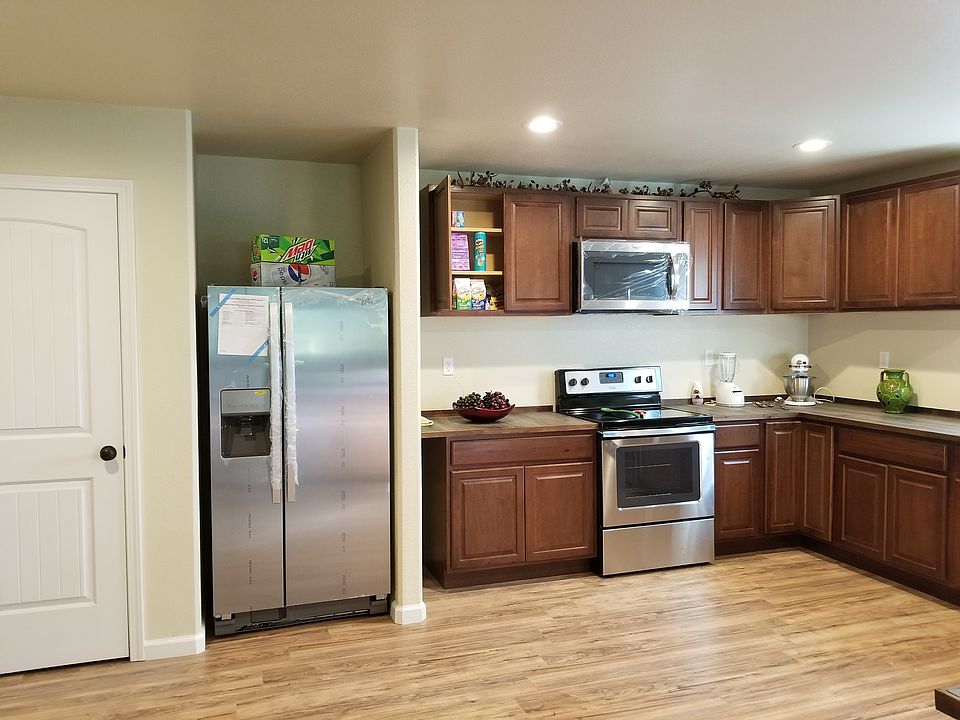 1st image of 702 10th Ave E