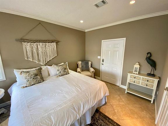 3rd image of 151 Villa Point #37420F172