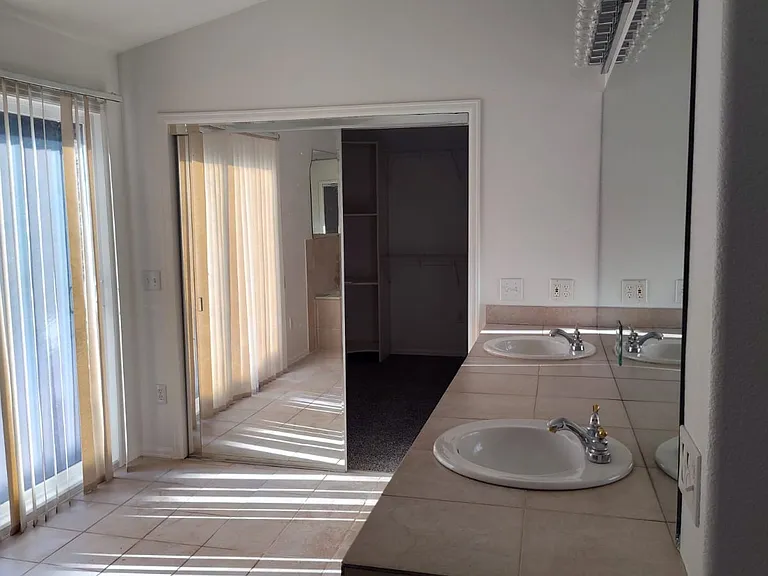 MASTER BATH
DOUBLE SINK
WALK IN CLOSET