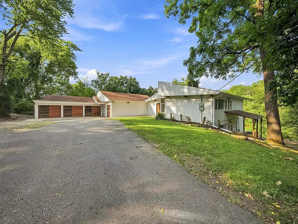 101 W Secluded Ln
