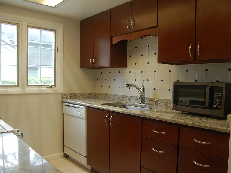 1920 Woodcrest Dr #13 — Photo 8