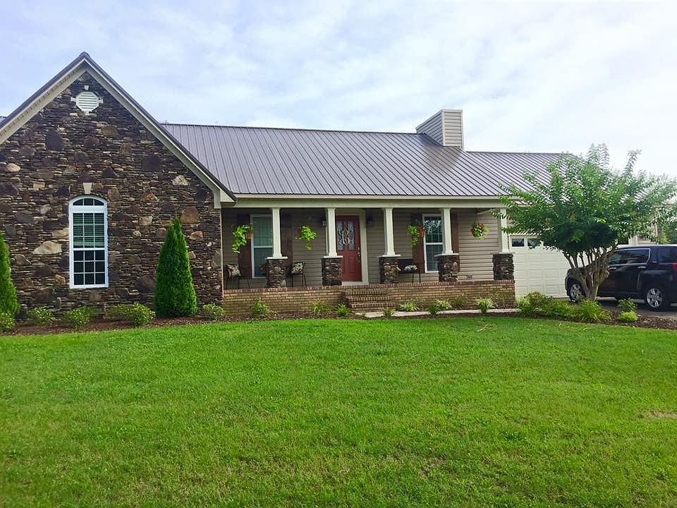 Exterior - large front yard 