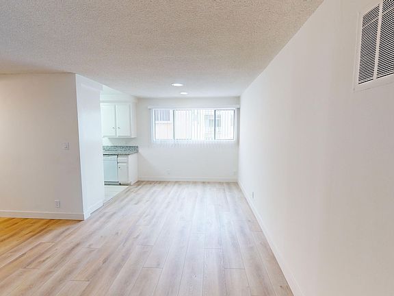 5th image of 337 N Palm Dr #4