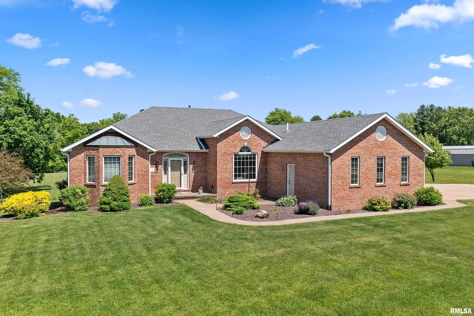 1525 Pine Tree Dr photo 1