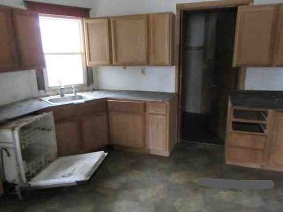 3rd image of 2830 8th Ave